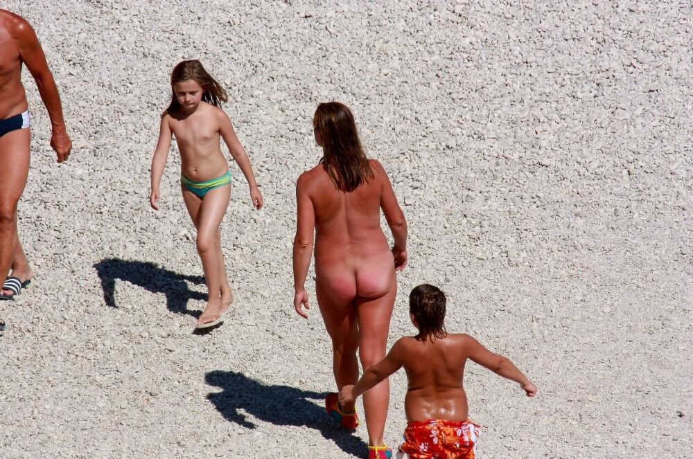 Naturism photo gallery # 8 - Spontaneous Nudism Thrives