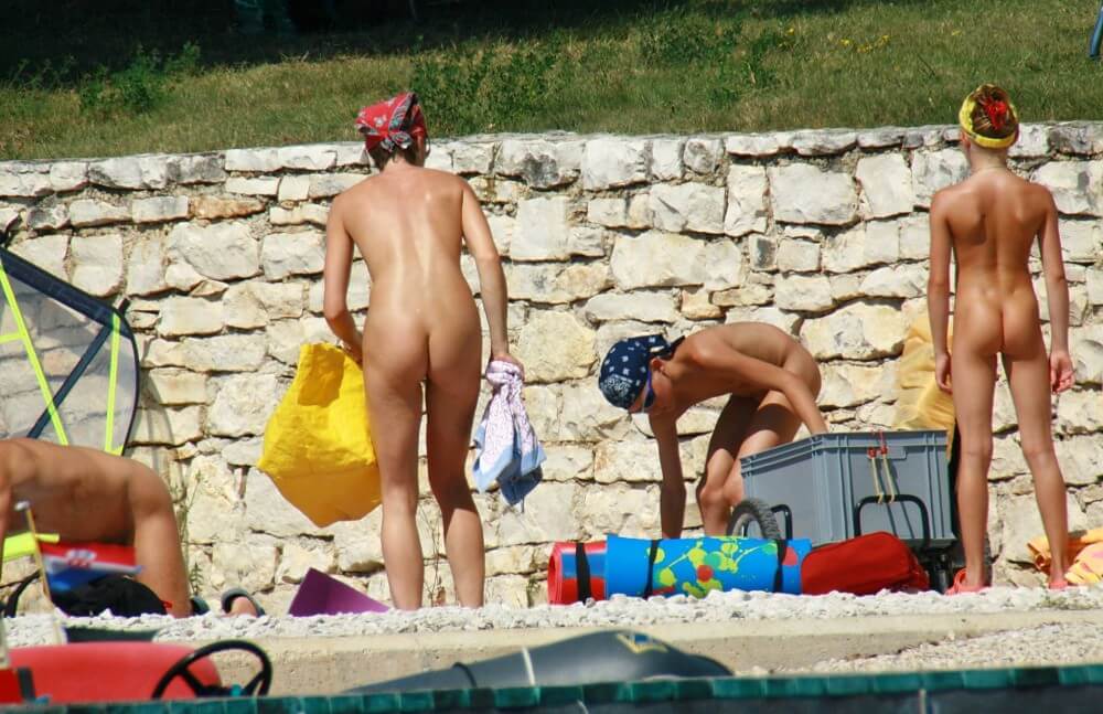 Sporty and Athletic Sands gallery - Undressing is permissible only within ones own community