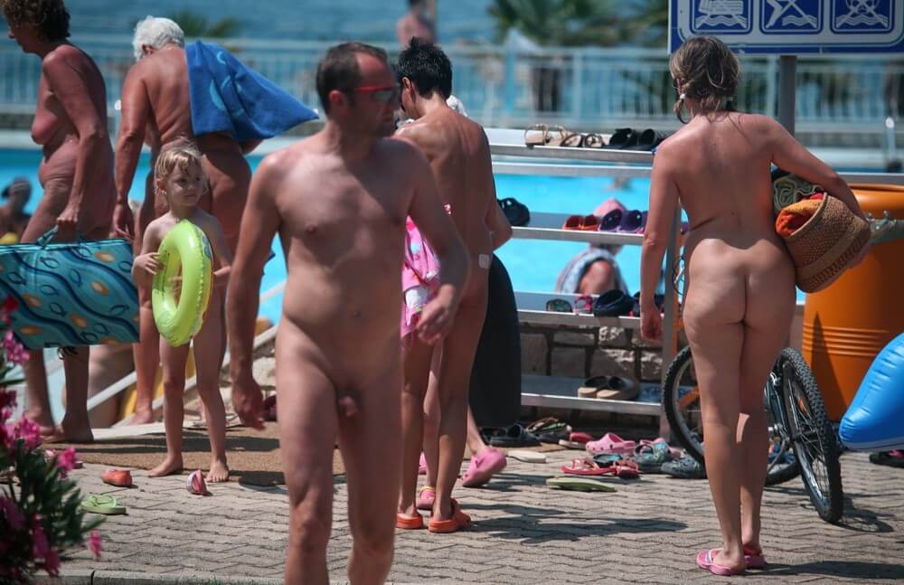Daytime Nudists Chill Out photos - People in a State of Complete Nudity