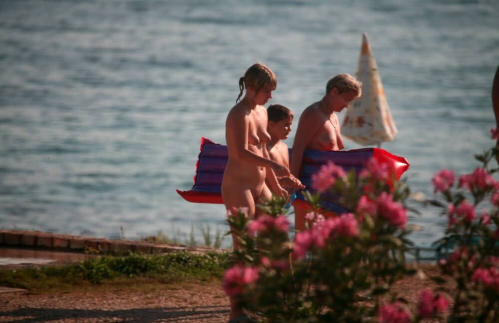 Dusk Til Dawn Showering phoros - Naturism is not a cult