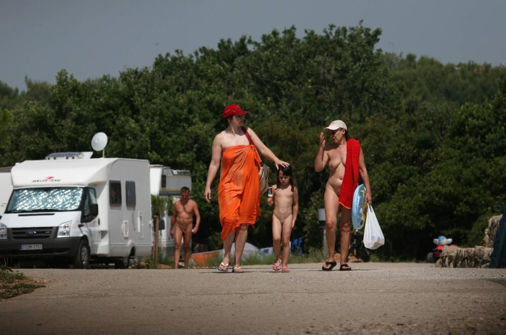 Bondi Beach Path Outskirt pics - Accepting oneself fully is the foundation of naturism