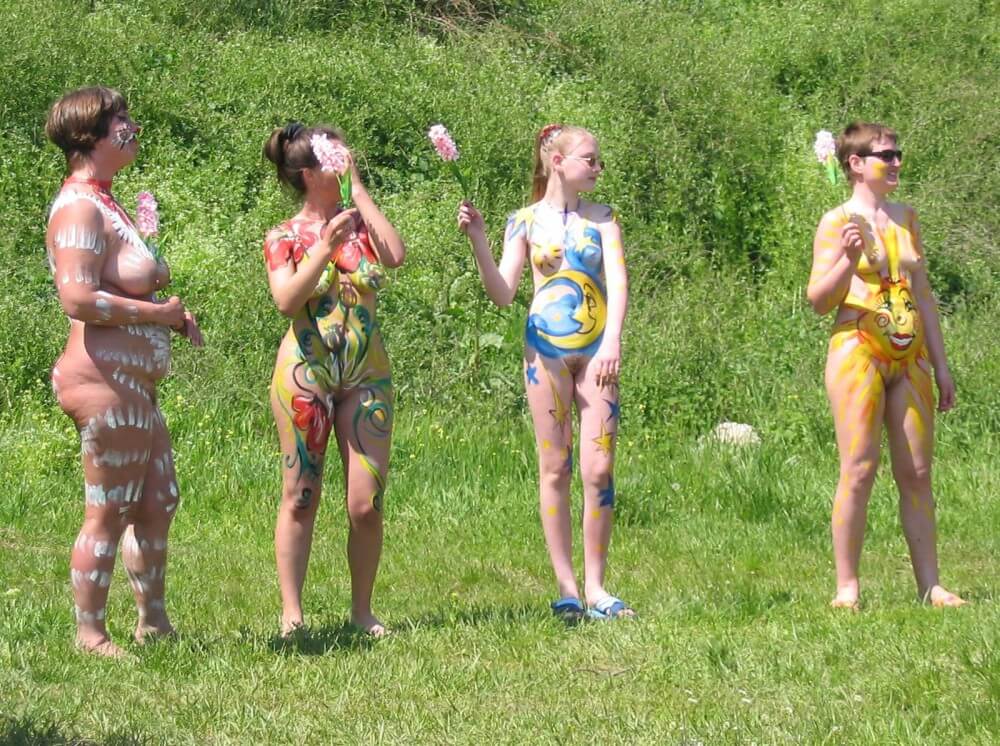 Family String-Apple Game Pics - Nudism fosters trust if you are sincere