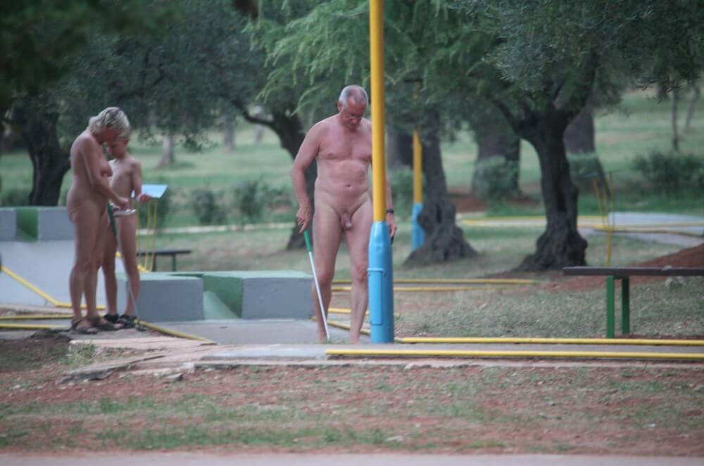 Mini-Golf Nude Participants pics - Ordinary Citizens Consciously Practicing Nudism