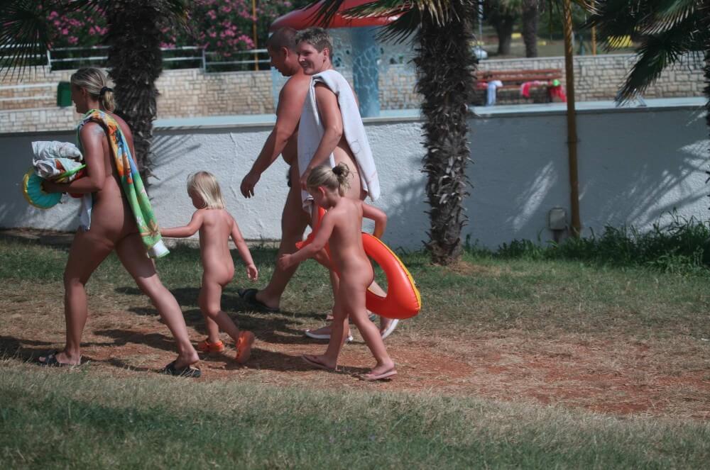 Naturist Family Movement pics - Naturism enthusiasts around the world