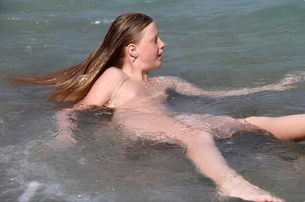 Turqoise Water Splash pics - Naturism is based on love for oneself and nature