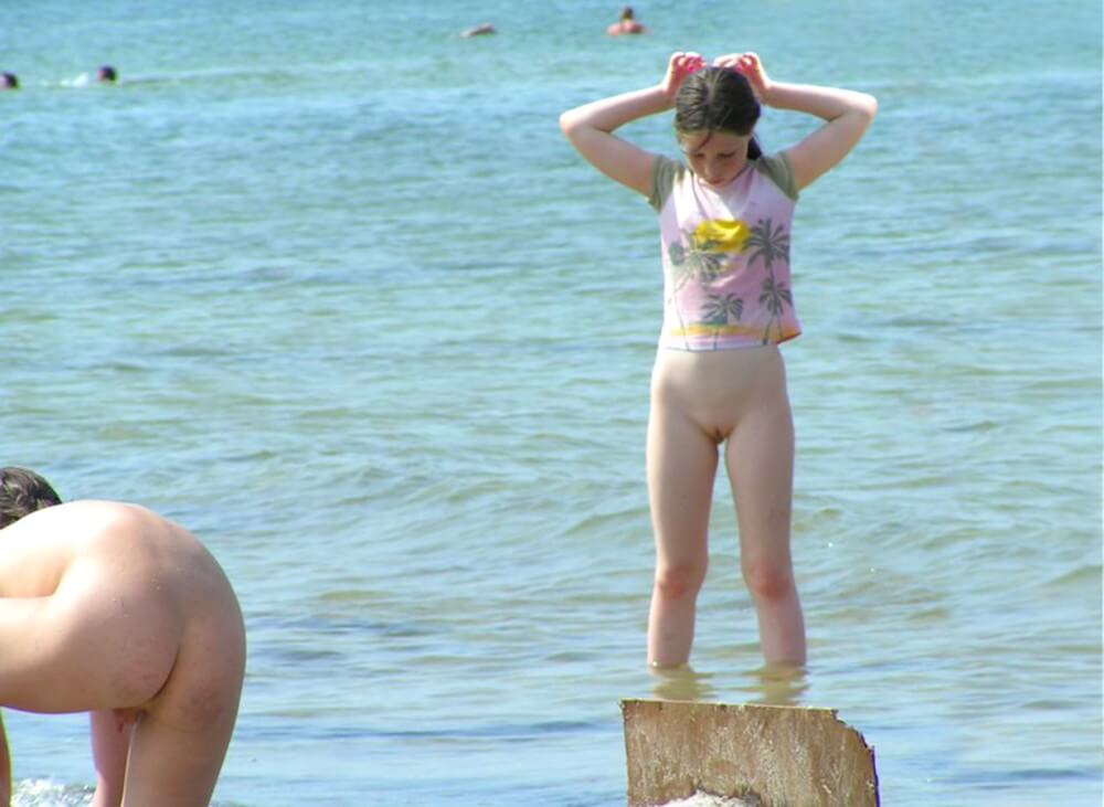 Crazy dirty girls - Radical nudism materials