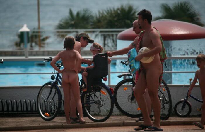 Freedom on two wheels: how cycling and hiking enrich the lives of nudists - Nudism strengthens health and self-esteem