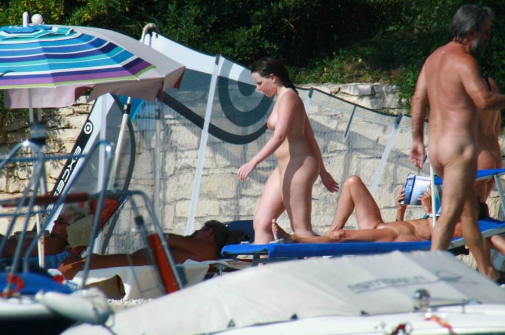 Girl Daytime Bath - Living together in nature is a hallmark of nudists