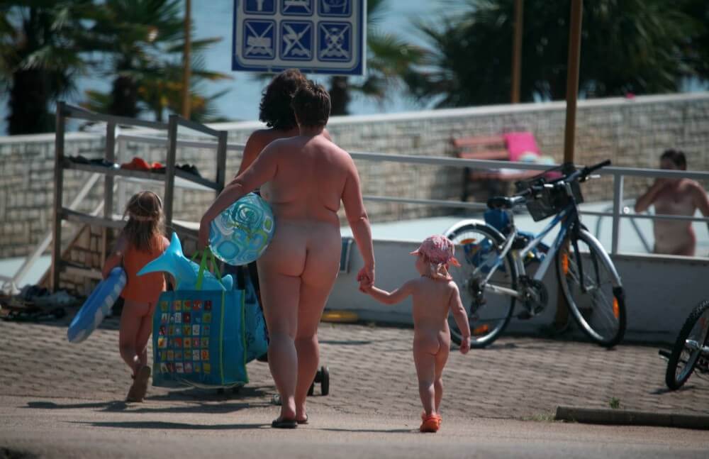 Pool Outskirt Nude Guests pics - Types of recreation in nudist destinations