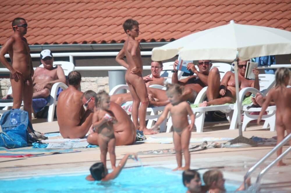 Pool Camping Sides gallery - Being oneself is the foundation of nudism