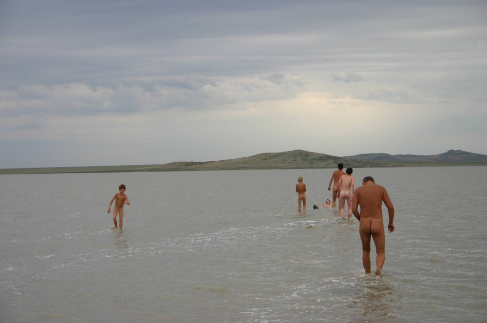 Black-Sea Body Mud Shots pics - Nudism improves health and boosts self-esteem