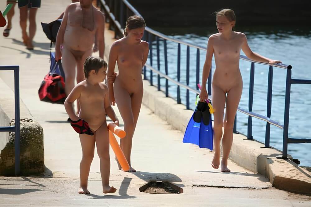 Naturism photo gallery # 11 - Popularizing nudism among the general public