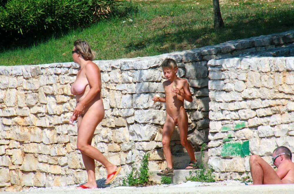 Ula FKK Wall-Side Families pics - Naturism and nudism as a path to inner freedom, harmony, and acceptance