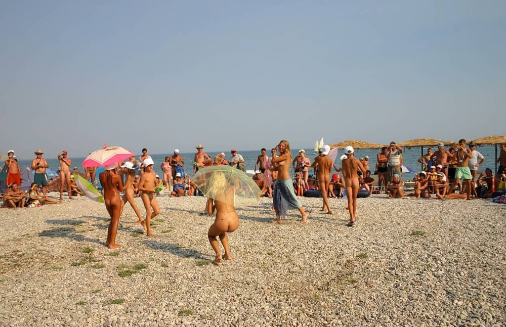 Ribbon and Umbrella Dance pics - A person without clothes is closer to the wild