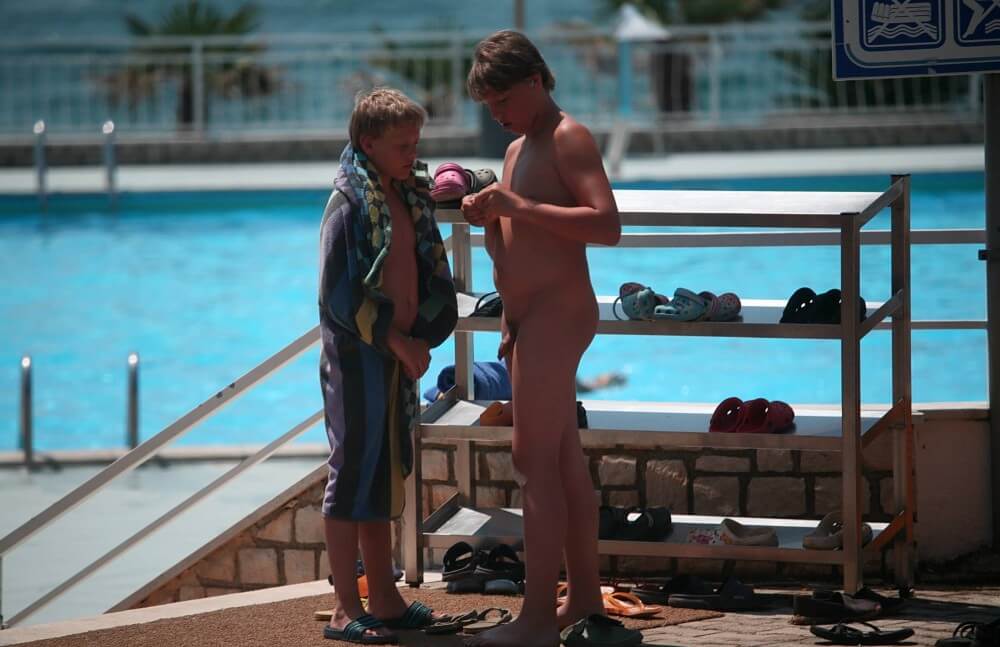 Scooter Travel Mid Day pics - Nudism reduces self-consciousness