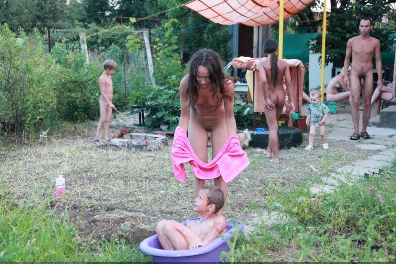 Green barrel of fun-grassy fields of gold photos - European Delegation of Body Freedom Advocates