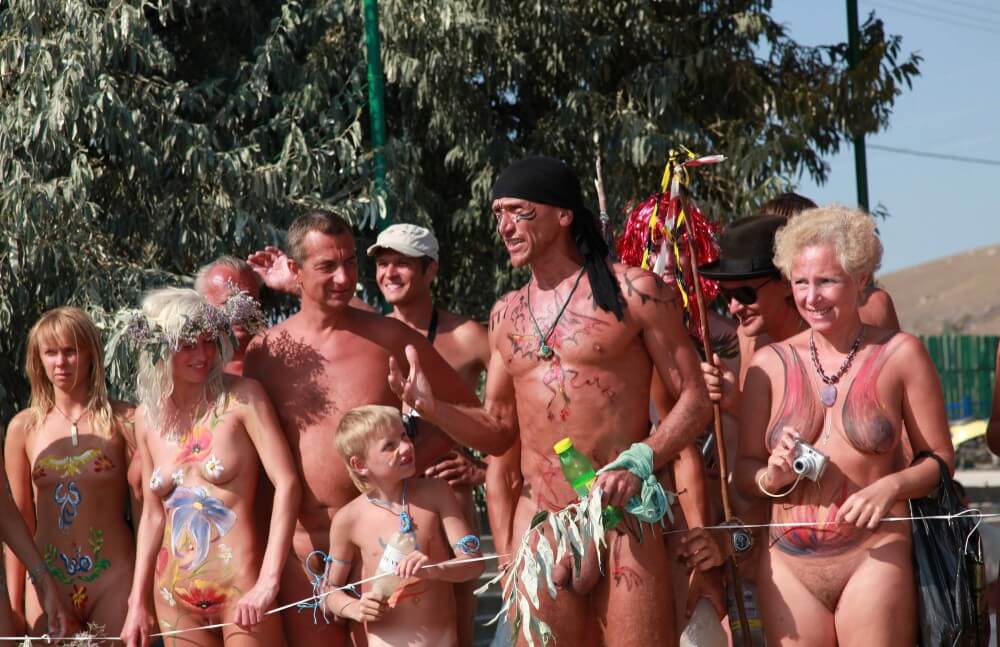 Naturist Day From Behind pics - Nudism teaches us to appreciate the present moment