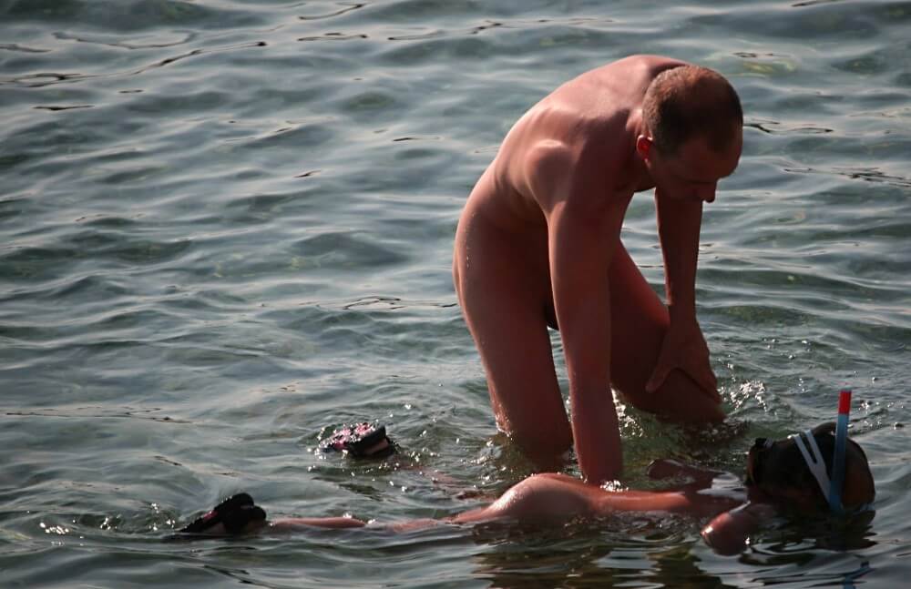 Father Floats His Daughter pics - Living freely and naturally is the dream of naturists