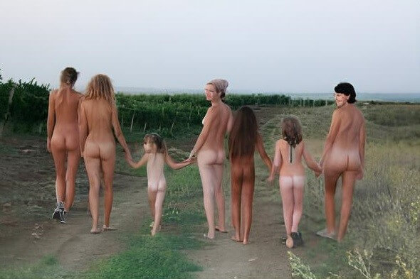 The Vineyard Tour photos - Naturism implies a life free of unnecessary problems