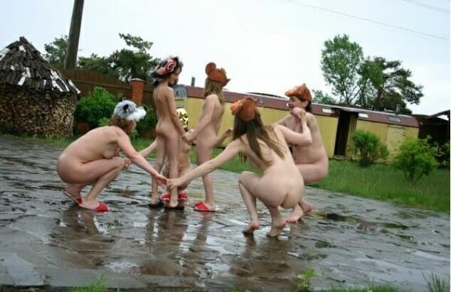 Naturism photo gallery # 23 - Lightheartedness and ease are characteristic features of the practice of nudism and naturism