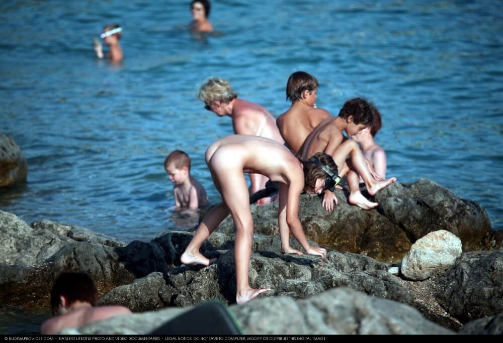 Summer day on the Black Sea photos - Nudism promotes psychological and physical well-being