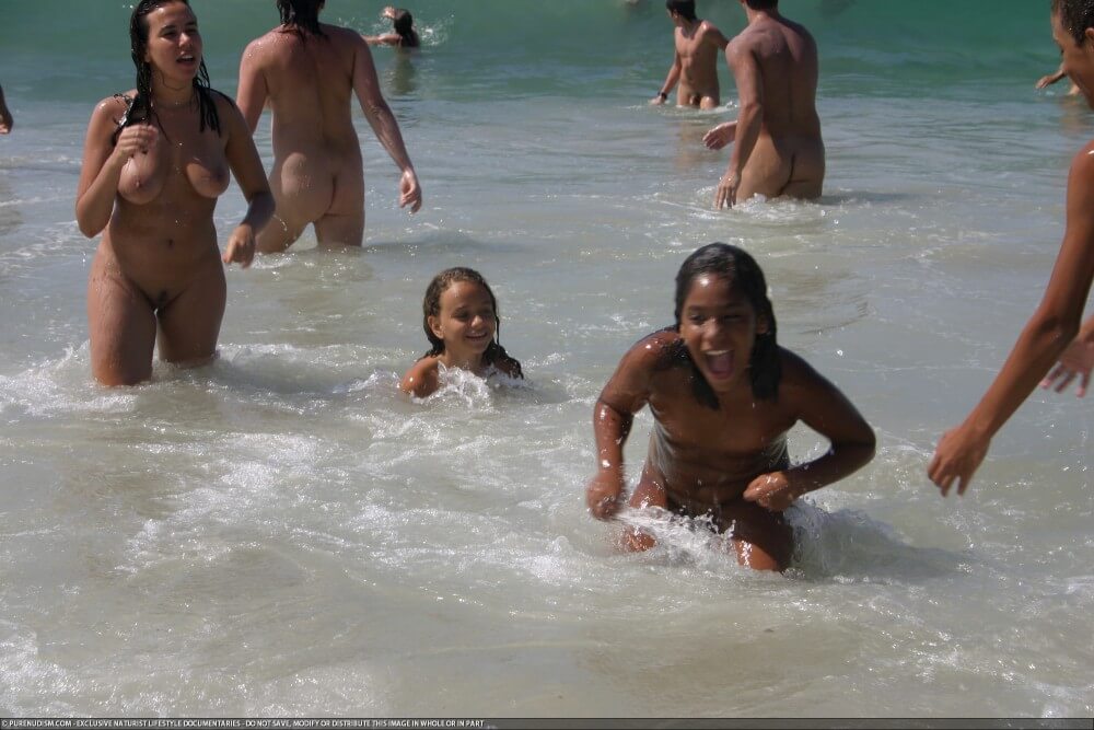 Brazil naturism photo set 4 - She went out completely naked