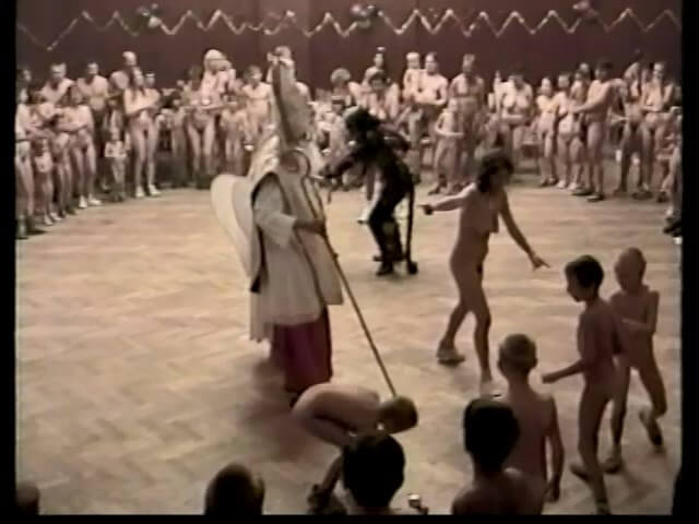 Helios Natura: Christmas Kinder Spiele - The practice of nudism promotes freedom from fears and insecurities